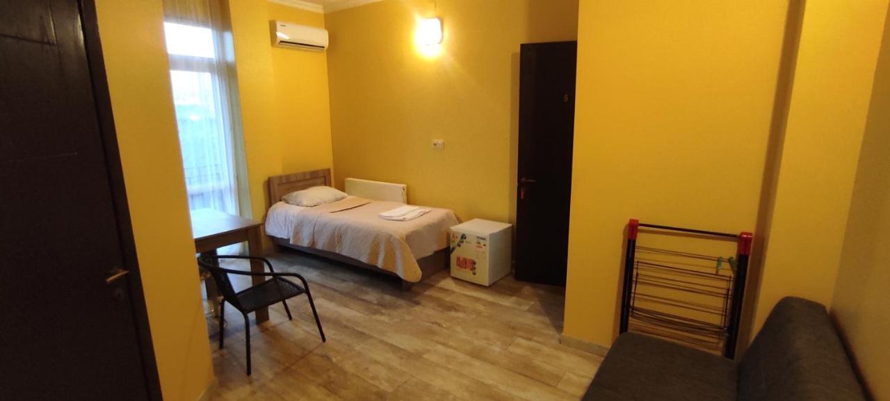 Femily Hotel In Batumi Mareti Str 2 Exterior photo